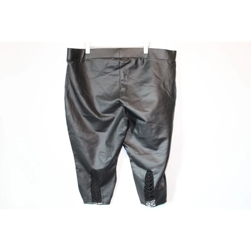 ✨2/$20 Torrid Crop Platinum Legging Coated Ponte Macrame Back Black Size 4 4X - Picture 2 of 11